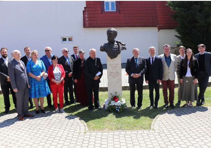 Felavatásra került gróf Széchenyi István szobra a mezőörsi népfőiskolán